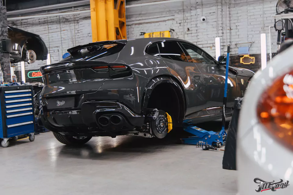 Фирменный шиномонтаж на стендах Hunter для Ferrari Purosangue